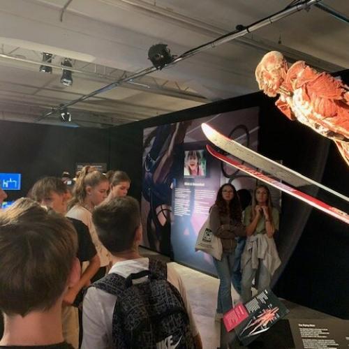Die 4. Klassen bei der Ausstellung "Körperwelten"