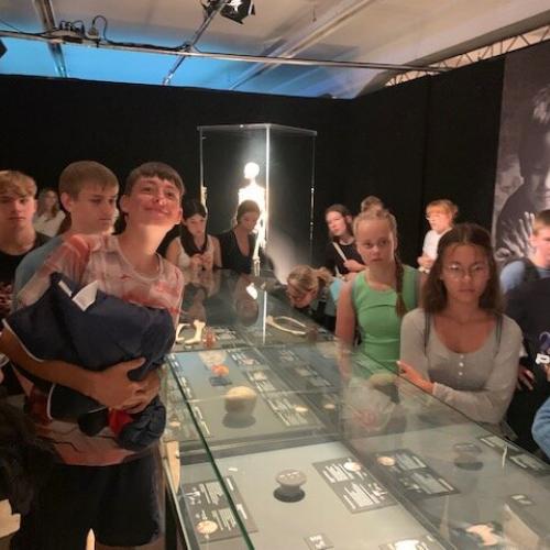 Die 4. Klassen bei der Ausstellung "Körperwelten"